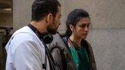 Louna (Anna Bardavelidze, r.) hat aufgegeben, doch ihr Bruder Samuel (Walid Al-Atiyat, l.) erinnert sie daran, was auf dem Spiel steht.