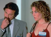 Sharona (Bitty Schram) besucht Monk, der verhaftet wurde und in der Irrenanstalt von Dr. Lancaster (Dennis Boutsikaris) gelandet ist.