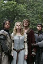 (v. li.) Graham (Christopher Jacot), Lady Yvonne (Tegan Moss), Jack (John Reardon) und Brianna (Meghan Ory).