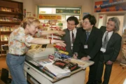 Verständigungsschwierigkeiten: Helga (Ulrike Mai, l.) muss feststellen, dass die Arbeit im Kiosk mitunter gar nicht so einfach ist.
