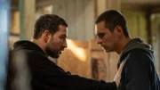 Samuel (Walid Al-Atiyat, l.) redet Liam (Ludwig Brix, r.) ins Gewissen und will ihn stoppen.