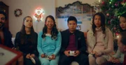 Tracy freut sich, dass bei der alljährlichen Wichtelrunde dieses Jahr auch die Nachbarsfamilie dabei ist: von links: Zoe (Helena Yousefi), Tracy (Minh-Khai Phan-Thi), Rocco (Hoang Minh Ha) und Fanny (Maria Mai Rohmann).