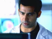 Durch die angstvollen Tage in der Untersuchungshaft hat Bug (Ravi Kapoor) ein schweres psychisches Trauma erlitten. Völlig verschlossen vergräbt er sich in seine Arbeit.