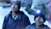 Mitten in der Nacht und bei eisiger Kälte versuchen Woody (Jerry O'Connell, l.) und Bug (Ravi Kapoor), Hilfe zu holen. Können ihre Funksignale geortet werden?
