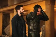 Tommy Merlyn (Colin Donnell, l.) und Oliver Queen (Stephen Amell)