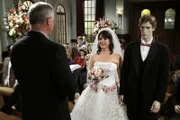 Charlies verrückte Stalkerin Rose (Melanie Lynskey, M.) tritt vor den Traualtar ...