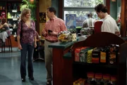 Lyndsey Makelroy (Courtney Thorne-Smith, l.); Alan Harper (Jon Cryer, r.)