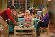 Während Raj (Kunal Nayyar, l.) versucht, seinen Schwarm Lucy mit einem Date in einer Bibliothek zu beeindrucken, vergnügen sich Penny (Kaley Cuoco, r.), Bernadette (Melissa Rauch, 2.v.r.) und Amy (Mayim Bialik, 2.v.l.) auf skurrile Art und Weise in Disneyland ...