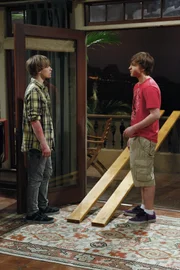 Während Charlie einen Blick auf Roses Ehemann Manfred zu erhaschen möchte, planen Jake (Angus T. Jones, r.) und Eldridge (Graham Patrick Martin, l.) mit ungewöhnlichen Methoden Geld durch Werbung im Internet zu verdienen ...
