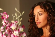 Macht sich Sorgen um ihren Mann, der in illeglae Machenschaften verstrickt zu sein scheint: Yelina (Sofia Milos)