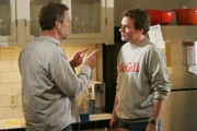 Dr. James Wilson (Robert Sean Leonard, r.) ist ziemlich sauer als er erfährt, dass House (Hugh Laurie, l.) ohne ihn einen wöchentlichen Pokerabend besucht.