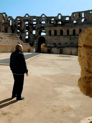 Der Archäologe Nejib ben Lazreg untersucht das Kolosseum von El Jem in Tunesien.