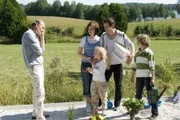 Sten (Michael Mendel, l.) fSllt aus allen Wolken, als sein Sohn Marius (Markus Meyer, 2.v.r.) mit seinen Kindern Kaja (Maria Ehrlich, 2.v.l.), Laura (Emilie Cappallo, m.) und Titus (Adrian Wahlen) vor seinem Haus auf dem Land auftauchen.