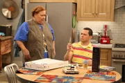 Berta (Conchata Ferrell) und Alan (Jon Cryer) vermuten, dass Charlie noch am Leben ist.