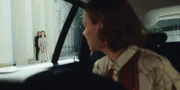 Natalie Dardenne (Nadja Becker, r.) wird abgeführt. Aber Ylva (Philine Schmölzer, M.) glaubt an ihre Unschuld. Colin (Julian Looman, l.) beobachtet das Geschehen.