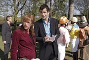 David (Mathis Künzler, r.) zeigt Lisa (Alexandra Neldel, l.) die Rennbahn, bevor das Derby startet. (Dieses Foto von Alexandra Neldel darf nur in Zusammenhang mit der Berichterstattung über die Serie "Verliebt in Berlin" veröffentlicht und verbreitet werden.)