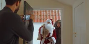 Andi (Milan Peschel, M.) und Rocco (Hoang Minh Ha, r.) spielen Weihnachtsmann und Knecht Ruprecht für Theo (Benito Bause, l.) und Familie Sawadi-Kröger.
