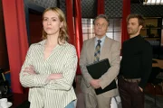 ACHTUNG SPERRFRIST! Die Veröffentlichung dieses Motives ist für alle ONLINE-MEDIEN (außer Programm-Presse) erst ab dem 13.05.2025 frei.  In der Sorge um Clara, hat Zoe (Lara Dandelion Seibert) keinen Kopf für Gerners (Wolfgang Bahro, M.) Schikanen. Rechts Julian (Onno Buß)