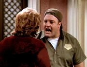 Doug (Kevin James) ist ganz und gar nicht erfreut, dass sich seine Tante Sheila (Brenda Vacarro) mit Carries Vater Arthur trifft..!