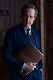 DCI Adam Dalgliesh (Bertie Carvel)
