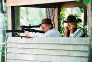 Während Sandra ihre Aufgabe als Trauzeugin sehr ernst nimmt, gilt Felix' (Christoph M. Ohrt, r.) Interesse mehr der Jagd. Onkel Achim (Wolfgang Völz, l.) hat ihn angesteckt ...
