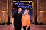 Als Kandidat:innen zu Gast bei "Wer weiß denn sowas?": Der Musiker Johannes Oerding (l.) und die Musikerin Leslie Clio (r.).