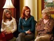 Planen einen Sicherheitsbeamten einzustellen, der die Wisteria Lane bewacht: Mrs. McCluskey (Kathryn Joosten, r.), Bree (Marcia Cross, M.), Danielle (Joy Lauren, l.) und die restlichen Bewohner ...