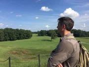 Rob Nelson blickt auf die massiven Erdarbeiten am Poverty Point.