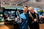 Hallo! Hier spielt die Musik. Denn Tarkan Bagci (li.) zeigt heute mal seine ganz persönliche Saite. Der gefeierte Autor (u.a. Neo Magazin und Gute Arbeit Originals) und Moderator (Wissen macht Ah! und Gefühlte Fakten) überrascht unseren Host Pierre M. Krause heute im Music Store. Also Trommelwirbel für unsere Rasselbande!