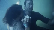 Danny, Kono und das restliche Team müssen Steve (Alex O'Loughlin, r.) und Alicia (Claire Forlani, l.) finden, nachdem sie von dem Serienmörder entführt wurden.