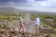 Saburo Sugiyama (li.) und Peter Eeckhout (re.) auf der Ausgrabungsstätte von Teotihuacán: Der Japaner erforscht seit mehr als 30 Jahren deren größte Gebäude: die Zitadelle, die Sonnen- und die Mondpyramide.