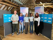 Wahrheit oder Lüge? Im "PUR+"-Experiment erzählen 3 Schülerinnen, Charlotte (2.v.l.), Valeria (M.), Zillah-Damaris (2.v.r.), eine wahre und eine gelogene Geschichte. Kann die Körpersprache-Expertin Tatjana Strobel (r.) Wahrheit oder Lüge erkennen? Und welche Chance hat "PUR+"-Moderator Eric Mayer (l.) ohne Vorkenntnisse und Erfahrung?