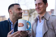 Easy (Lars Steinhöfel, l.) will Paco mit dem perfekten Geschenk seine Versöhnungsbereitschaft zeigen. Rechts Ringo (Timothy Boldt)