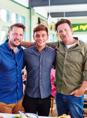 "Jamie & Jimmy's Food Fight Club", "Hühnchen süß-sauer mit Tom Daley." Jamie und Jimmy begrüßen den mehrmaligen britischen Olympiateilnehmer im Turmspringen Tom Daley. Zunächst bereitet Jamie für ihn eine im Ofen gebackene Carbonara zu. Dann weiht er ihn in sein köstliches Rezept für ein süß-saures Huhn ein. Während Tom mit dem Nachkochen beschäftigt ist, stellen Jamie und Jimmy mit Steaks von Milchkühen ein Projekt gegen die Lebensmittelverschwendung vor. Schließlich sammelt Jimmy an der Küste Algen, Seetang, Strandschnecken und Wildkräuter und zaubert daraus köstliche 'Strand-Tapas'.Im Bild (v.li.): Jimmy Doherty, Tom Daley, Jamie Oliver.