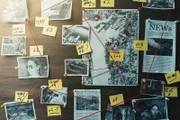 Detektivtafel mit Fotos von Verdächtigen, Tatorten und Beweisen mit roten Fäden, Retro-Tonic