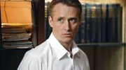 Staatsanwalt Cutter (Linus Roache), der die polygamistischen Praktiken der Sekte scheußlich findet, setzt alles daran den Sektenführer hinter Gitter bringen zu können, doch er scheitert an selbstloser Mutterliebe...