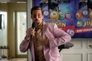 Bingo Jürgen (Tom Beck) in seinem Element: Mit Bingo und Gesang bringt er Stimmung in die Seniorenresidenz.