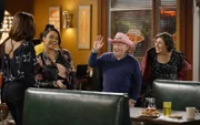 (v.l.n.r.) Randi (Kyla Pratt); Phil (Leslie Jordan); Kat (Mayim Bialik)