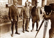 Fritz Haarmann (2.v.l.) ist ein berüchtigter "Sittlichkeitsverbrecher" in den 1920er-Jahren. Sein Fall wird von der breiten Öffentlichkeit aufmerksam verfolgt.