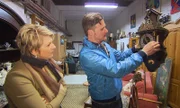Senka (li.) schaut dem Trödelprofi Andreas Bierschock ganz genau auf die Finger..