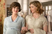 Bárbara de Senillosa (Amaia Salamanca, l.); Cristina Otegui (Manuela Velasco, r.)