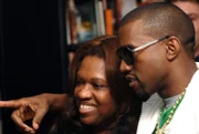 Rapper Kanye West mit seiner Mutter Donda 2007, in London.