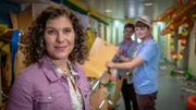 Die Schulleiterin Meike Daschner (Yasmina Djaballah, l.) hat Verständnis für die Abistreiche und Ausgelassenheit ihrer Schüler.