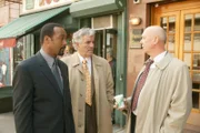 Det. Ed Green (Jesse L. Martin, li.) und Det. Joe Fontana (Dennis Farina, Mi.) ermitteln mit Captain Don Cragen (Dann Florek) im Todesfall des Kinderschänders Jacob Lowenstein, der nach seiner Entlassung aus dem Gefängnis mit einem Wagen überfahren wurde.