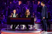 Moderator Kai Pflaume (r.) mit Rateteam-Kapitän Bernhard Hoëcker (l.) und der Schauspielerin Valerie Huber (M.).