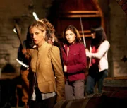 Buffy (Sarah Michelle Gellar, l.) und Kennedy (Iyari Perez Limon, r.) müssen es mit einem neuen gefährlichen Gegner aufnehmen, der im Auftrag der Macht des Bösen Todesboten ausgesandt hat, um Anwärterinnen auf der ganzen Welt zu töten ...