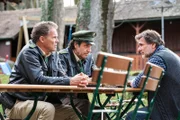 Hubert (Christian Tramitz, links) und Staller (Helmfried von Lüttichau, Mitte) sprechen mit Sepp Reitbacher (Wolfgang Zechmayer) über den Toten.