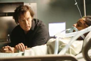 Dylan Crandall (D.B. Sweeney, l.) besucht seine Tochter Leona (Aasha Davis, r.) in der Klinik ...
