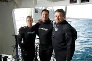 Die Haiexperten Dr. Charlie Huveneers und Dr. Lauren Meyer sowie der Unterwasserkameramann Jon Shaw posieren vor der Küste Südaustraliens für die Kamera.