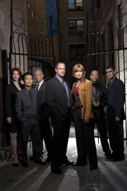 5. Staffel (v.l.): Assistant District Attorney Casey Novak (Diane Neal), Dr. George Huang (B. D. Wong), Captain Donald Cragen (Dann Florek), Detective Elliot Stabler (Christopher Meloni), Detective Olivia Benson (Mariska Hargitay), Detective Odafin Tutuola (Ice-T), Detective John Munch (Richard Belzer)